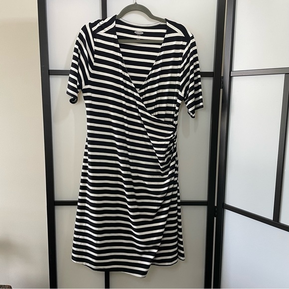 [L] Old Navy Maternity Summer Classic Black & White Striped Casual Midi Dress - Picture 1 of 9